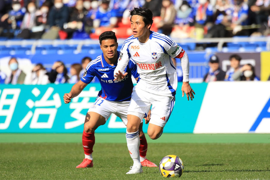 今季のJ1開幕戦でキャプテンマークを巻いた宮本英治【写真：Noriko NAGANO】