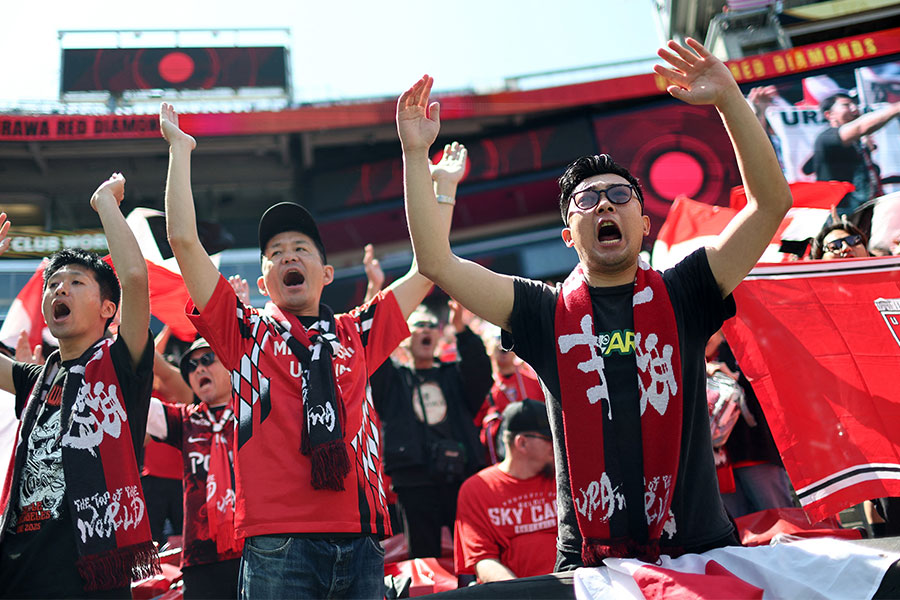 浦和の熱狂的サポーターに海外も注目【写真：ロイター】