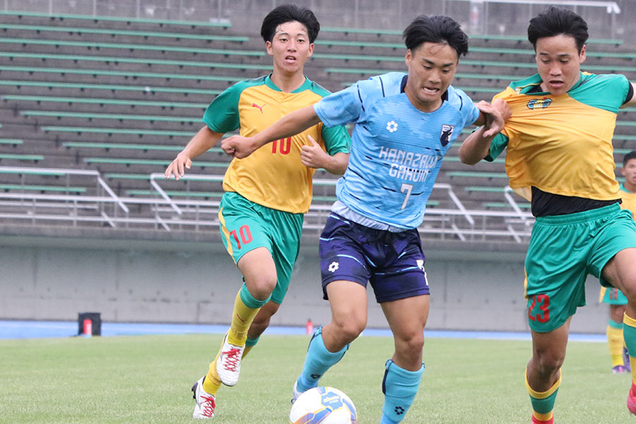 星稜の10番を背負う丸山京佑（写真中央）【写真：FOOTBALL ZONE編集部 】