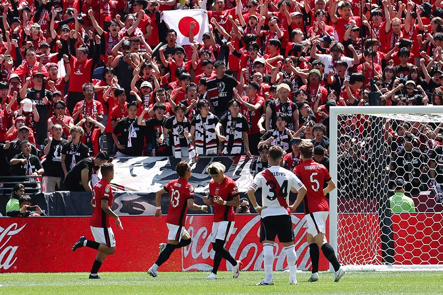 リーベル・プレート戦に駆けつけた浦和サポーター【写真：ロイター】