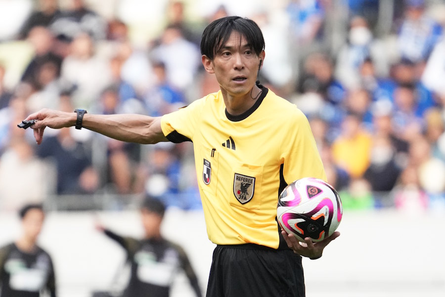 密着映像が公開された中村太レフェリー【写真：Getty Images】