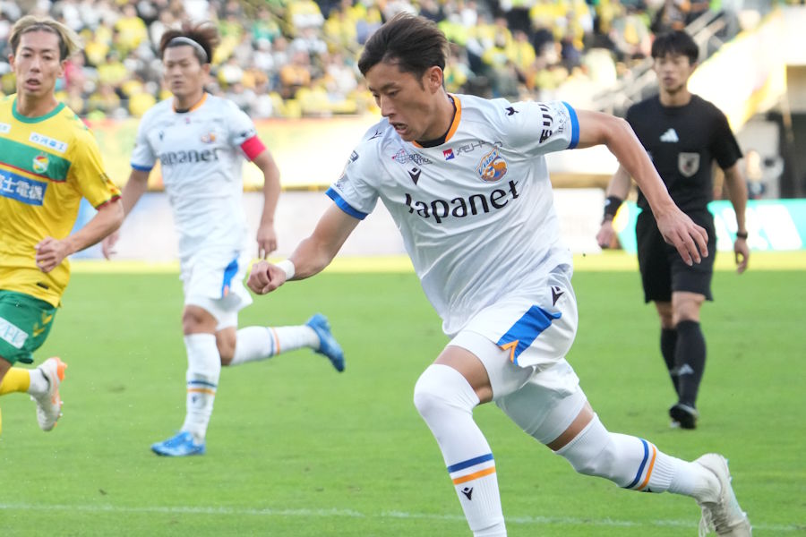 長崎の松澤海斗（右）が海外移籍へ（写真は昨季のもの）【写真：Getty Images】