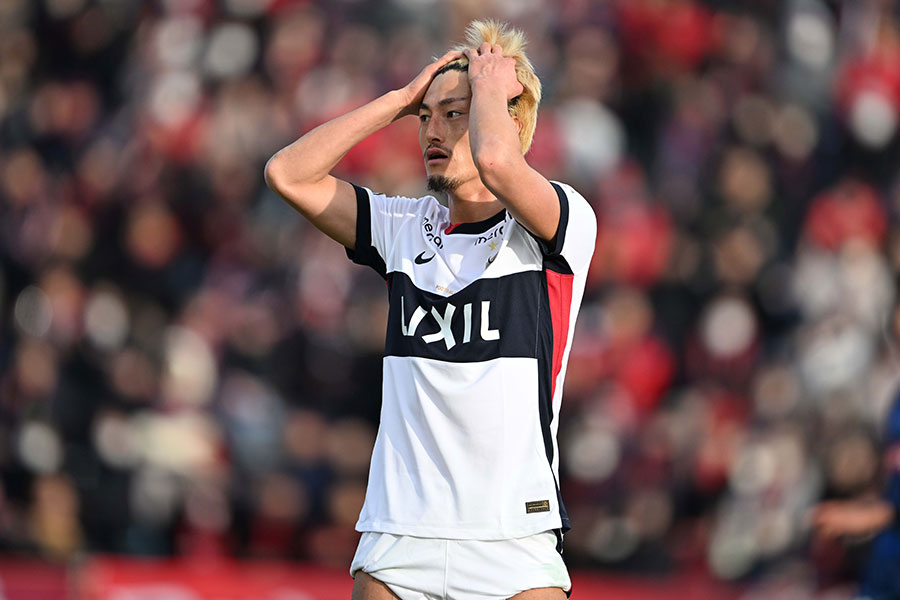 頭を抱えた鈴木優磨【写真：徳原隆元】