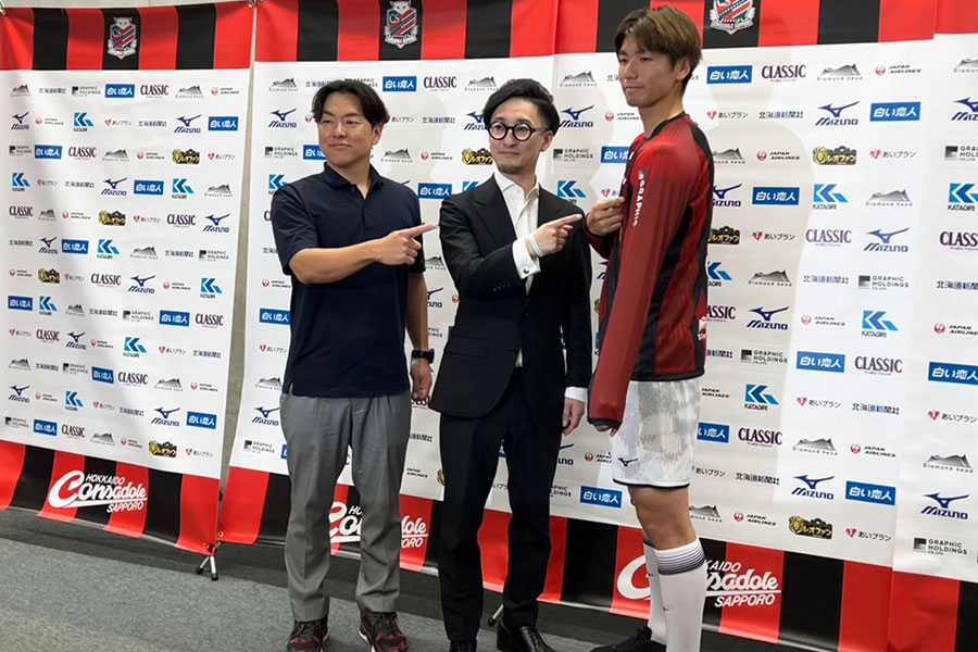 札幌は株式会社グラフィックホールディングスとオフィシャルトップパートナーとして契約【写真：FOOTBALL ZONE編集部】