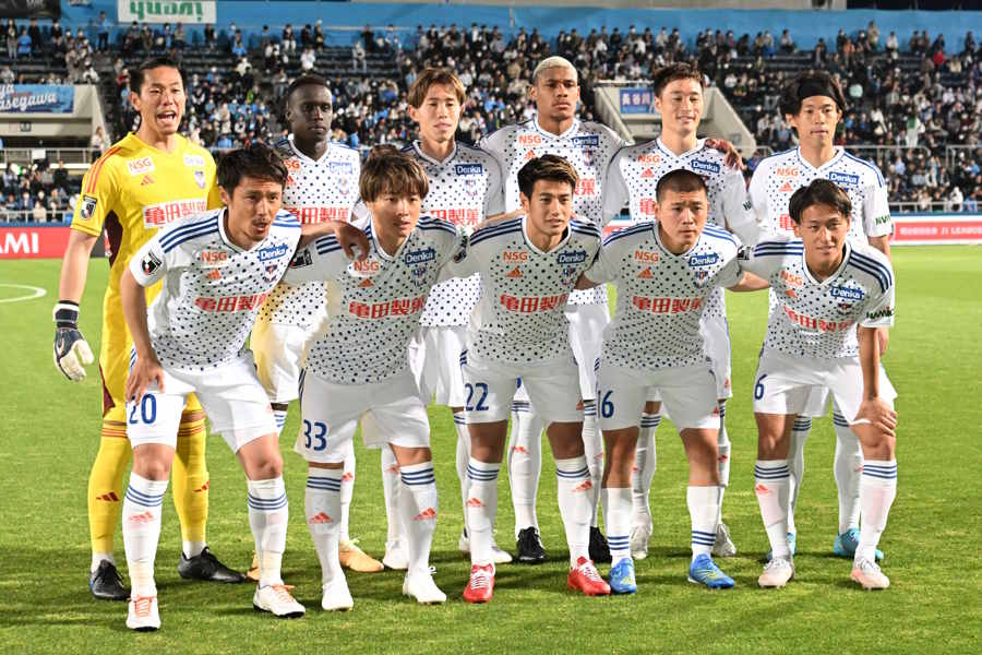 謎の勝利のセレモニーをした新潟【写真：徳原隆元】