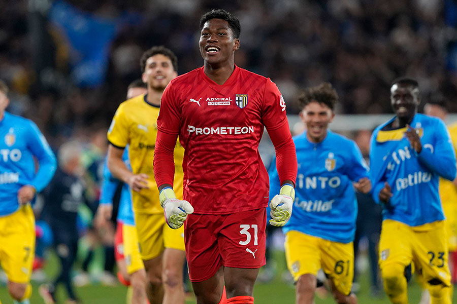 今季パルマで活躍をした鈴木彩艶【写真：Getty Images】