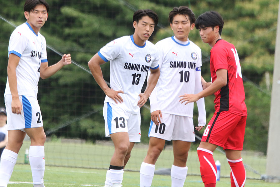 産業能率大学の中島颯太（左から2人目・13番）【写真：FOOTBALL ZONE編集部 】