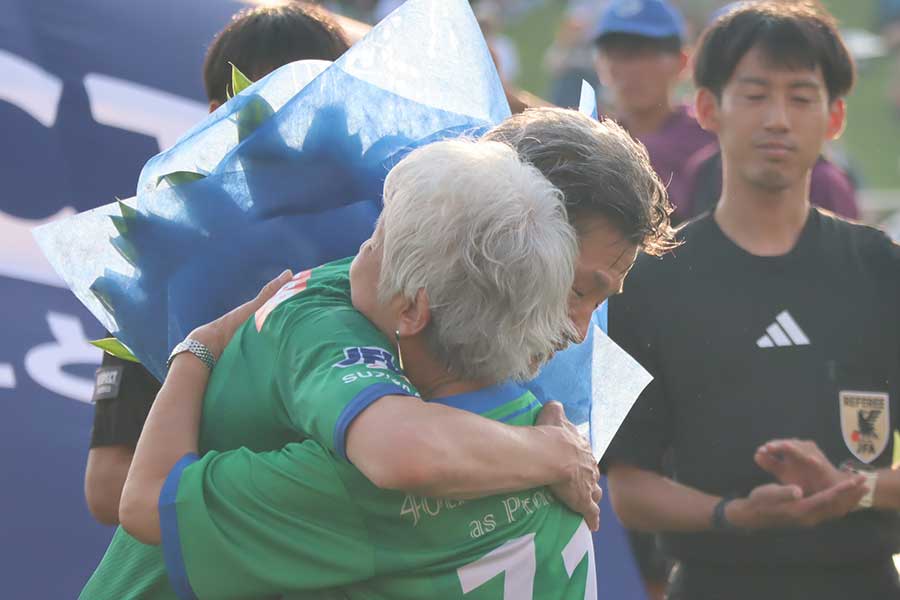 試合前のセレモニーで母由子さんから花束を渡された鈴鹿FWカズ【写真：荻島弘一】