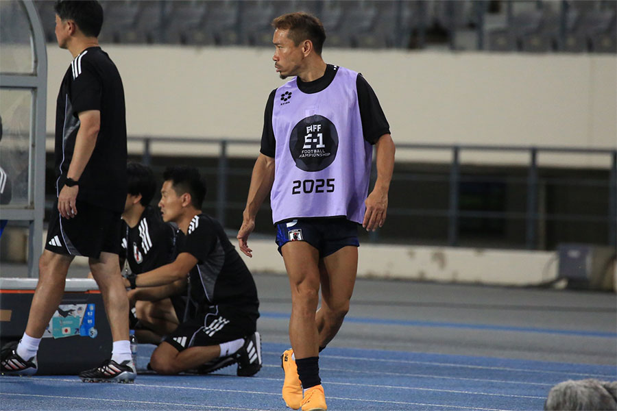 ホンコン・チャイナ戦でベンチ入りした長友佑都【写真：Noriko NAGANO】