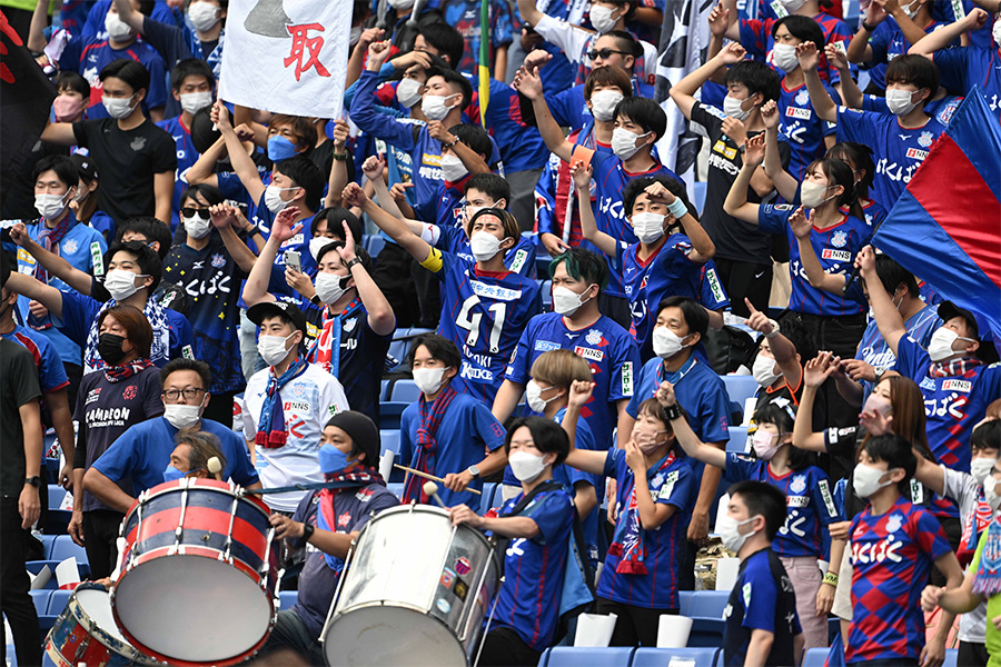 旗を振る甲府の老人サポーターに注目（写真はイメージです）【写真：徳原隆元】