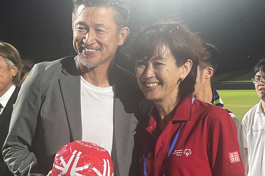 試合後、有森裕子さん（右）と並んで笑顔をみせるカズ【写真： 荻島弘一】