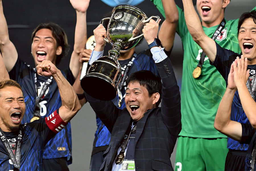 トロフィーを掲げた森保一監督【写真:徳原隆元】