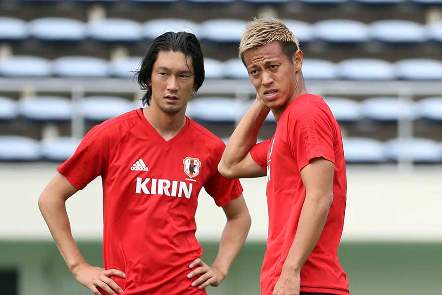 高萩洋次郎氏（左）が本田圭佑ら欧州組に抱いた思いを回顧【写真：産経新聞社】