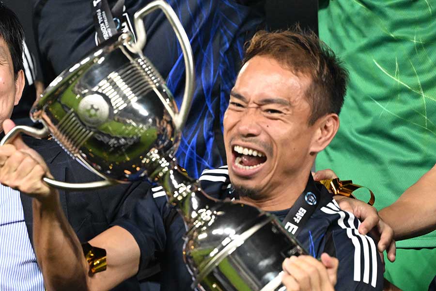 主将としてトロフィーを掲げた長友佑都【写真：徳原隆元】
