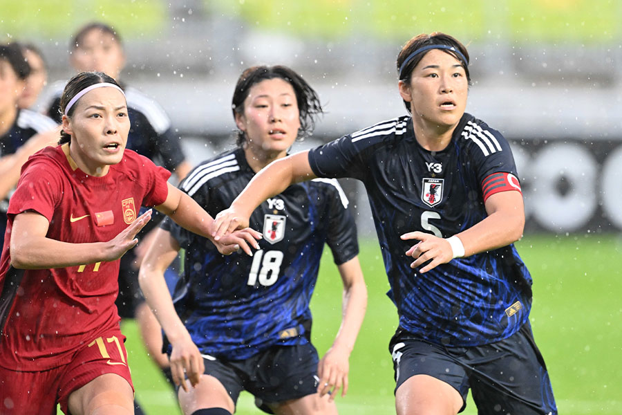 DF、FWとしてプレーをした高橋はな（写真右）【写真：徳原隆元】