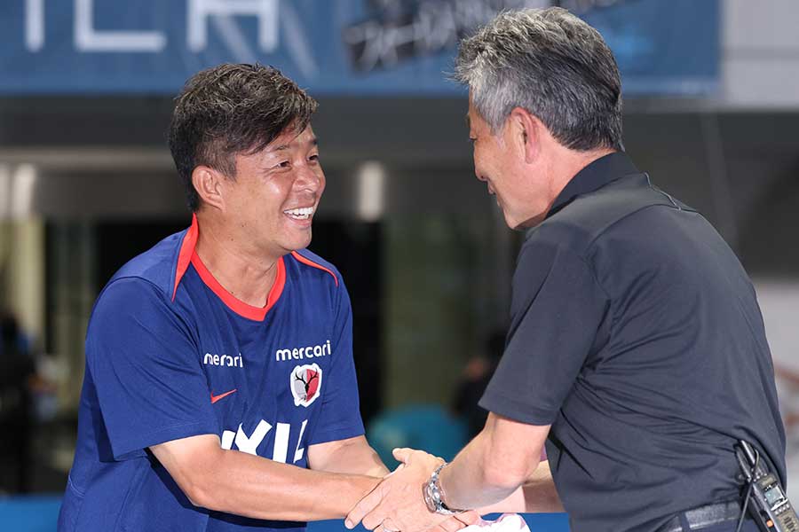古巣との一戦で相手指揮官と握手する鹿島の鬼木達監督（左）【写真：産経新聞社】