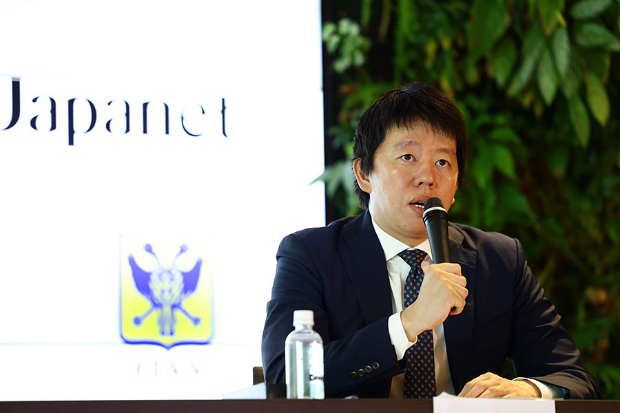 記者会見に臨んだジャパネットホールディングス代表取締役社長兼CEOの髙田旭人氏【写真：(C) STVV】