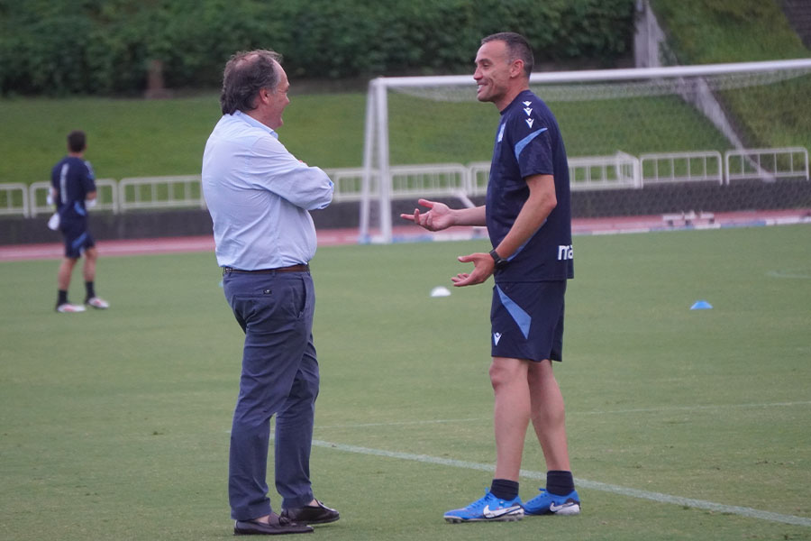 三ツ沢でトレーニングを行なったセルヒオ・フランシスコ監督(写真右)【写真:FOOTBALL ZONE編集部 】