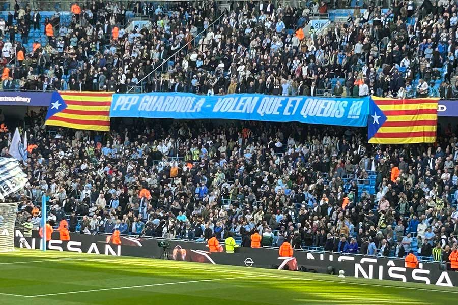 イングランドのスタジアムでは横断幕を掲げられる時間に制限がある【写真:本人提供】