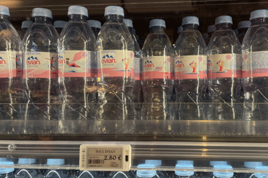 現地で販売されているミネラルウォーター【写真:青山知雄】