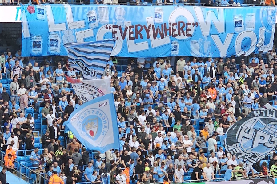 シティ本拠地で掲げられたRyukiさんの作品【写真:本人提供】