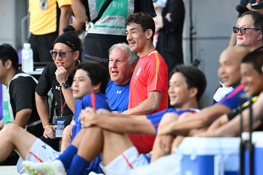 ベンチでジーコ氏と試合を見守った中田英寿氏【写真：徳原隆元】