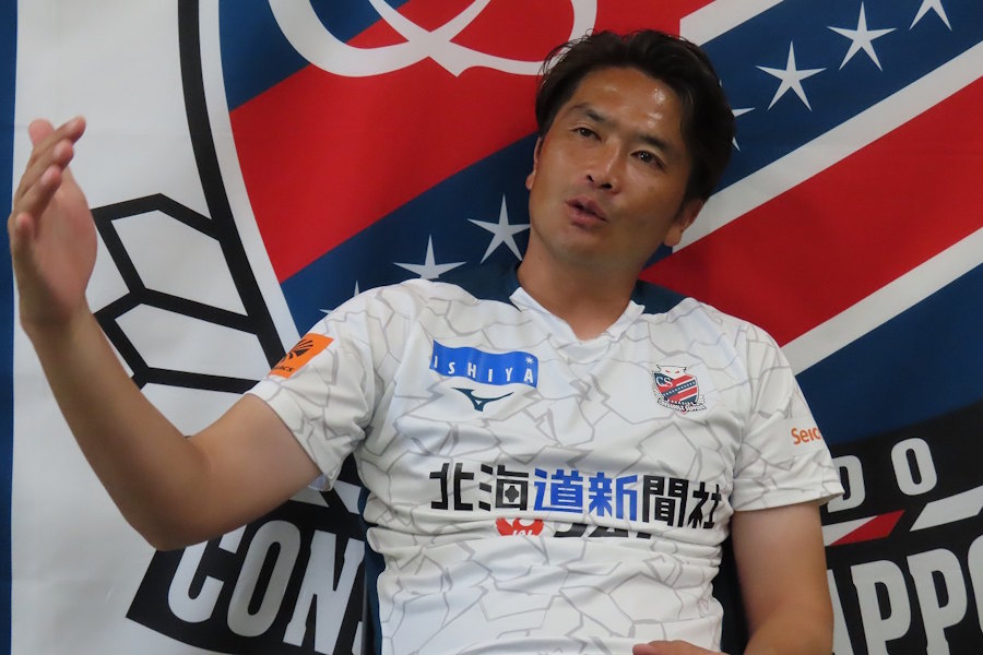 札幌を率いる岩政大樹監督【写真：元川悦子】