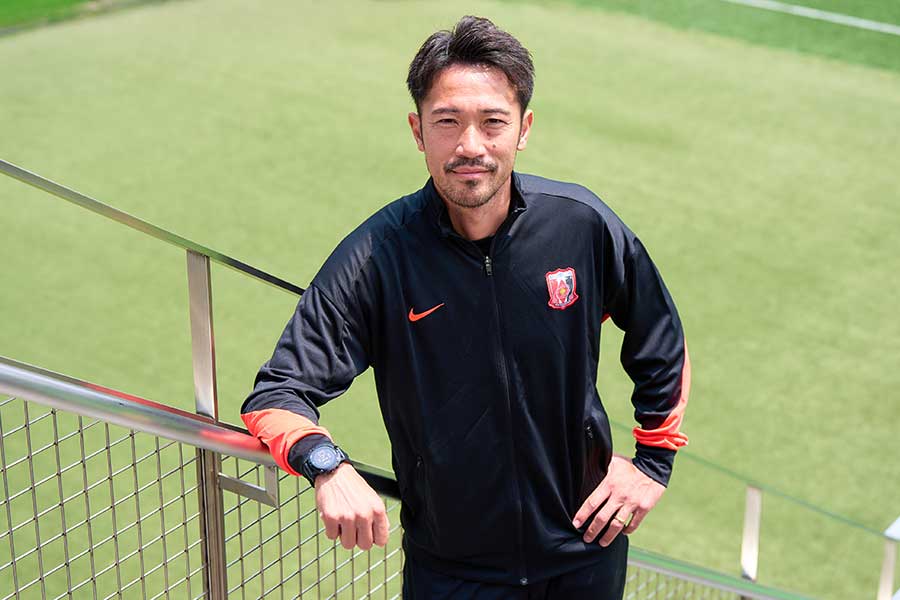 浦和ユースの阿部勇樹監督の胸の中にはオシム氏の教えが息づいている【写真:近藤俊哉】