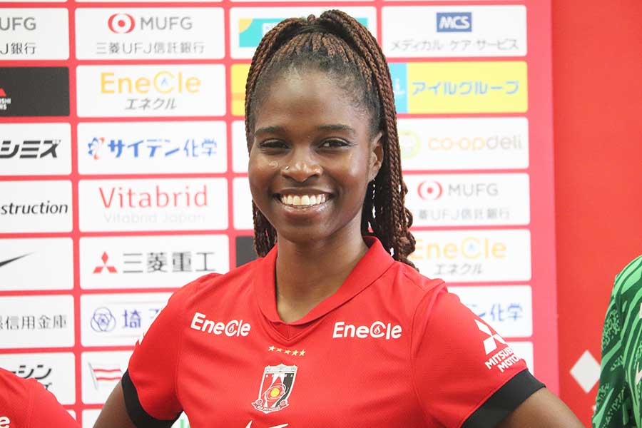 浦和に加入したエスタ・マイ・キス【写真：轡田哲朗】