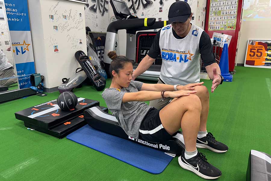 プロトレーナー木場克己氏の下でトレーニングに打ち込む様子【写真:FOOTBALL ZONE編集部】