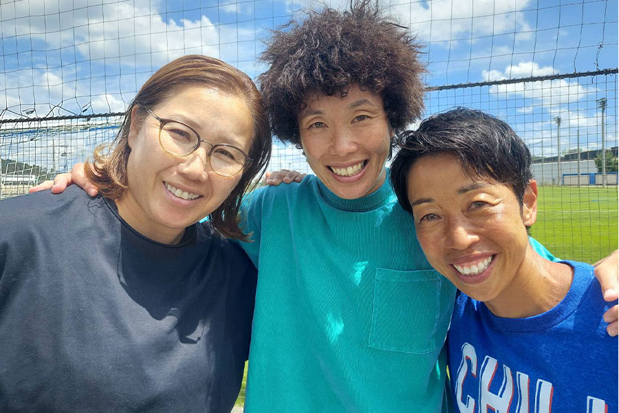 (左から)元なでしこジャパンのGK山郷のぞみさん(強化・育成部部長)、荒川、MF山本絵美さん(コーチ)【写真:砂坂美紀】