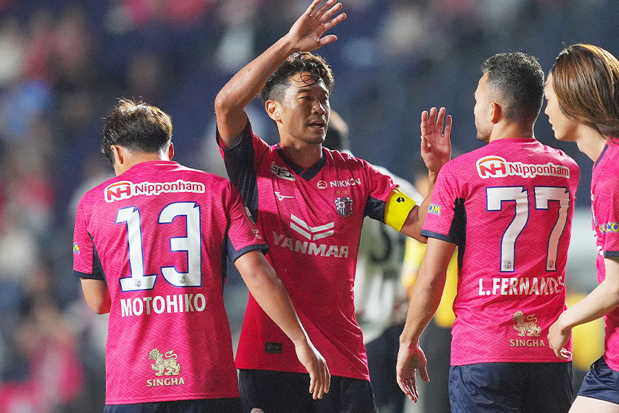 FC東京戦でゴールを決めた香川真司（写真中央）【写真：産経新聞社】