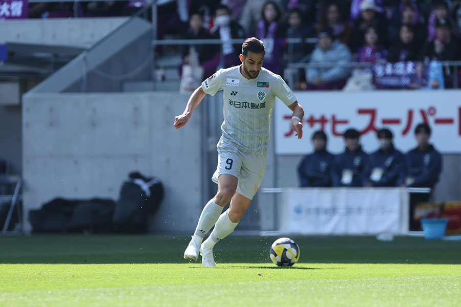 衝撃シュートを決めたアビスパ福岡所属のシャハブ・ザヘディ【写真：柳瀬心祐】