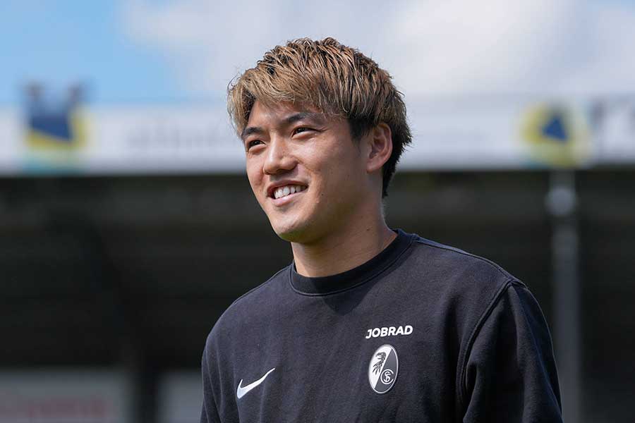 フランクフルトへ完全移籍した堂安律(写真は前所属先)【写真:アフロ】