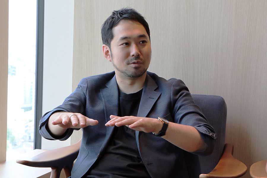 「U-NEXT」のTV・スポーツ本部フットボール部長の榎本耕次さん【写真：FOOTBALL  ZONE編集部】