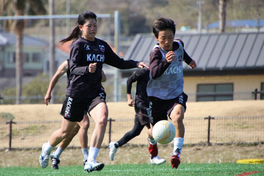男子サッカー部の中でプレーする小泉恵奈（左）【写真提供：AIE国際高校サッカー部】