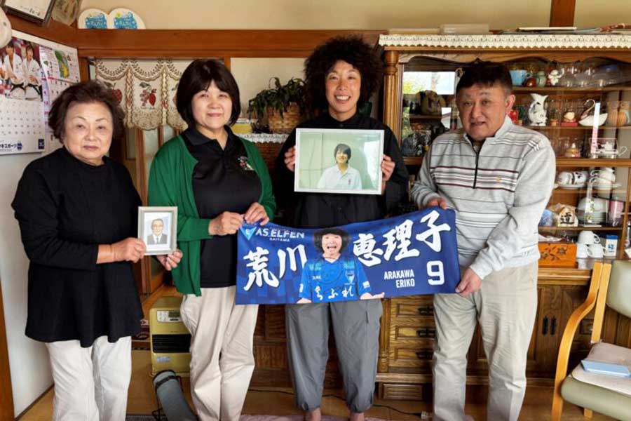 14年間交流をしてきた荒川と小山史織さんのご家族と、今年6月に初対面【写真：本人提供】