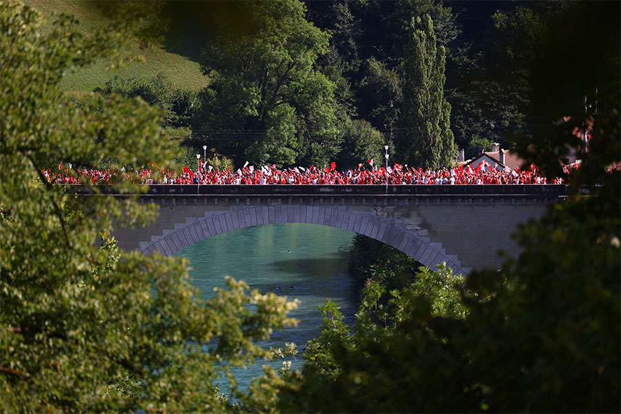 ファン・サポーターがファンウォークで試合を盛り上げた【写真：ロイター】