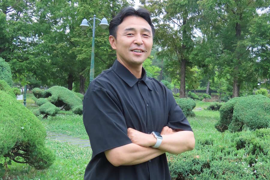 大田ハナシチズンで戦術コーチを務める吉田達磨氏【写真：元川悦子】