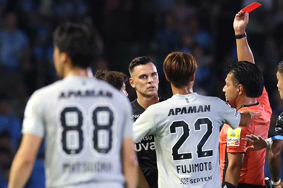 福岡戦で一発退場となったフィリップ・ウレモビッチ【写真：産経新聞社】