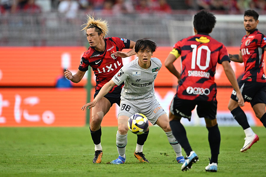 鹿島・鈴木優磨と競り合う福岡・松岡大起【写真：徳原隆元】