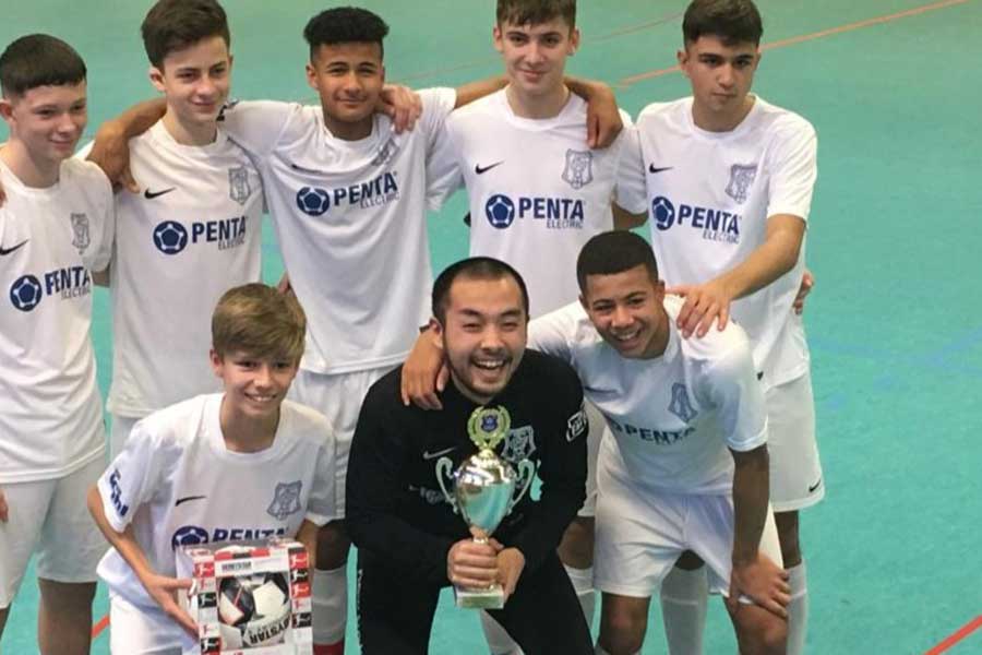 ケルンのU17でアシスタントコーチを務める平川聖剛氏（前列中央）【写真：中野吉之伴】