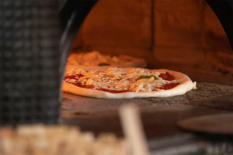 ピザも窯で焼き上げるなど手の込んだ本格的なメニューが提供される【写真提供:横浜F・マリノス】