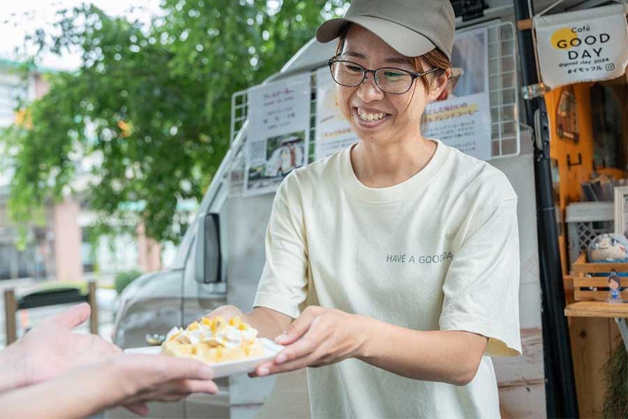 元なでしこジャパンの薊理絵さんが経営するキッチンカーではイモを使ったスイーツ「イモッフル」が看板メニュー【写真:増田美咲】