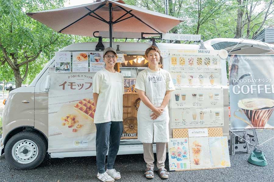 薊さん(写真左)ら元チームメイト4人でキッチンカー運営。元AS埼玉のGK大谷明香さん(写真右)はコンディショニングルーム経営の傍ら、店頭に立つ【写真:増田美咲】