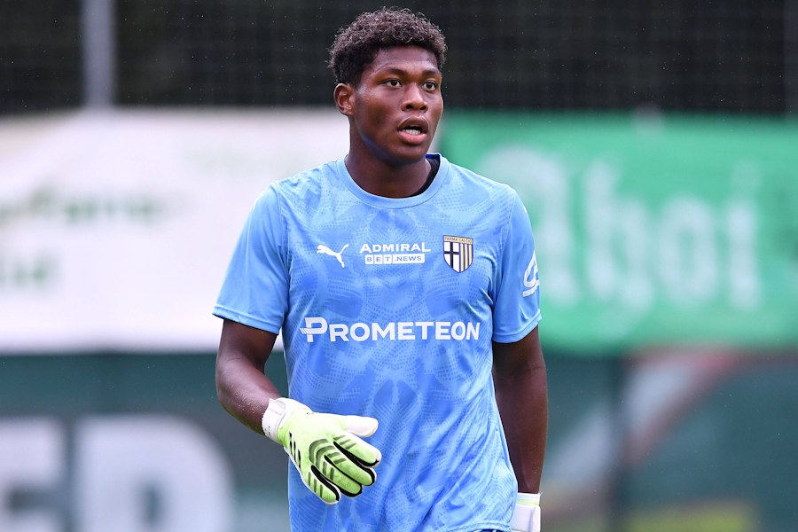 パルマでプレーする鈴木彩艶【写真:アフロ】