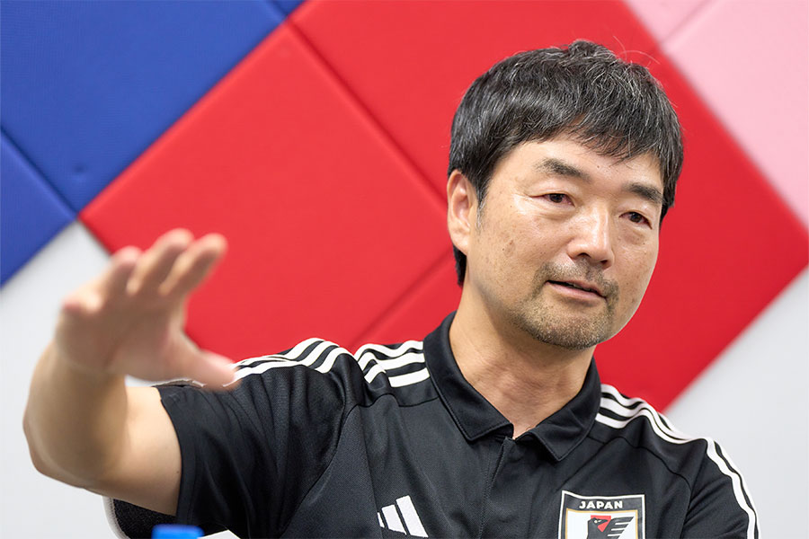 現役時代にパラグアイなど5か国でプレーしたU-17日本代表の廣山望監督【写真：近藤俊哉】
