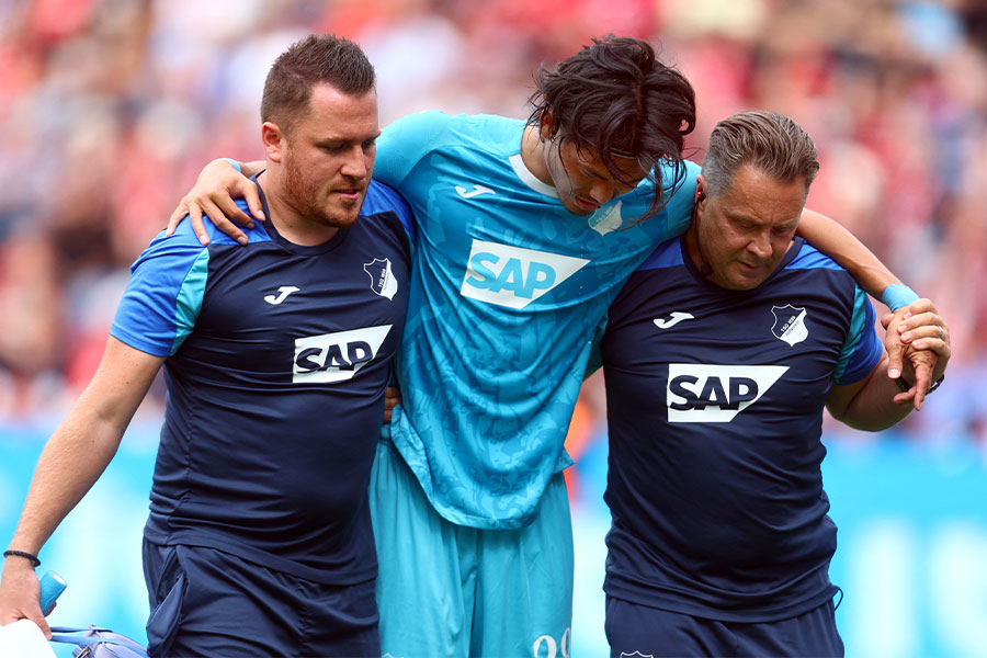 町田浩樹がレバークーゼン戦で負傷交代【写真:ロイター/アフロ】