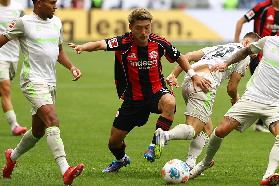 フランクフルトでデビューした堂安律【写真；ロイター】