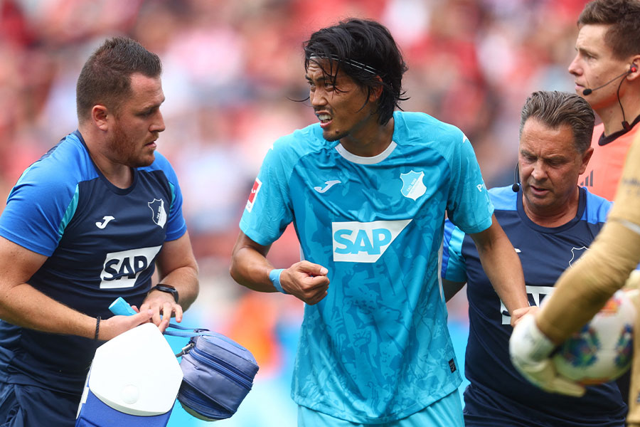 レバークーゼン戦で負傷交代していた町田浩樹【写真：ロイター】